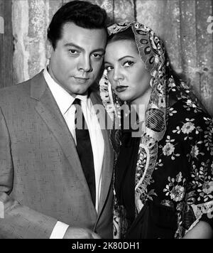 Mario Lanza & Sara Montiel Film Serenade (1957) Charaktere: Damon Vincenti, Juana Montes (als Sarita Montiel) Regie: Anthony Mann 23. März 1956 **WARNUNG** dieses Foto ist nur für redaktionelle Zwecke bestimmt und unterliegt dem Copyright von WARNER BROS und/oder dem Fotografen, der von der Film- oder Produktionsgesellschaft beauftragt wurde. Eine obligatorische Gutschrift für WARNER BROS ist erforderlich. Der Fotograf sollte ebenfalls angerechnet werden, wenn er bekannt ist. Ohne schriftliche Genehmigung der Film Company kann keine kommerzielle Nutzung gewährt werden. Stockfoto