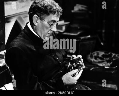 Alec Guinness Film: Father Brown (1954) Charaktere: Father Brown Regie: Robert Hamer 08 June 1954 **WARNUNG** Dieses Foto ist nur für redaktionelle Zwecke bestimmt und unterliegt dem Copyright von COLUMBIA und/oder des Fotografen, der von der Film- oder Produktionsfirma beauftragt wurde und darf nur durch Publikationen im Zusammenhang mit der Bewerbung des oben genannten Films reproduziert werden. Eine obligatorische Gutschrift an COLUMBIA ist erforderlich. Der Fotograf sollte auch bei Bekanntwerden des Fotos gutgeschrieben werden. Ohne schriftliche Genehmigung der Film Company kann keine kommerzielle Nutzung gewährt werden. Stockfoto