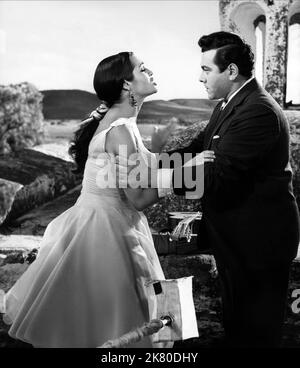 Sara Montiel & Mario Lanza Film Serenade (1956) Charaktere: Juana Montes (als Sarita Montiel), Damon Vincenti Regie: Anthony Mann 23. März 1956 **WARNUNG** dieses Foto ist nur für redaktionelle Zwecke bestimmt und unterliegt dem Copyright von WARNER BROS und/oder dem Fotografen, der von der Film- oder Produktionsgesellschaft beauftragt wurde. Eine obligatorische Gutschrift für WARNER BROS ist erforderlich. Der Fotograf sollte ebenfalls angerechnet werden, wenn er bekannt ist. Ohne schriftliche Genehmigung der Film Company kann keine kommerzielle Nutzung gewährt werden. Stockfoto