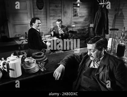 Karl John, Peter Lorre & Johanna Hofer Film: Der Verlorene (DEU 1951) Charaktere: Hosch, alias Nowak, Dr. Karl Rothe, alias Dr. Karl Neumeister, Frau Hermann Regie: Peter Lorre 07. September 1951 **WARNUNG** Dieses Foto ist nur für redaktionelle Verwendung bestimmt und unterliegt dem Copyright von ARNOLD PRESSBURGER FILMPROD. Und/oder dem von der Film- oder Produktionsfirma beauftragten Fotografen und darf nur durch Publikationen im Zusammenhang mit der Bewerbung des oben genannten Films reproduziert werden. Eine obligatorische Gutschrift an ARNOLD PRESSBURGER FILMPROD. Ist erforderlich. Der Fotograf sollte auch bei Bekanntwerden des Fotos gutgeschrieben werden. Keine Kommercia Stockfoto