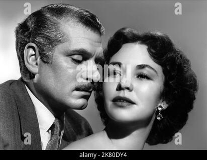 Laurence Olivier & Jennifer Jones Film: Carrie (1952) Charaktere: George Hurstwood, Carrie Meeber Regie: William Wyler 07 May 1952 **WARNUNG** Dieses Foto ist nur für redaktionelle Zwecke bestimmt und unterliegt dem Copyright von PARAMOUNT und/oder des Fotografen, der von der Film- oder Produktionsfirma beauftragt wurde und darf nur von Publikationen im Zusammenhang mit der Bewerbung des oben genannten Films reproduziert werden. Eine obligatorische Gutschrift an PARAMOUNT ist erforderlich. Der Fotograf sollte auch bei Bekanntwerden des Fotos gutgeschrieben werden. Ohne schriftliche Genehmigung der Film Company kann keine kommerzielle Nutzung gewährt werden. Stockfoto