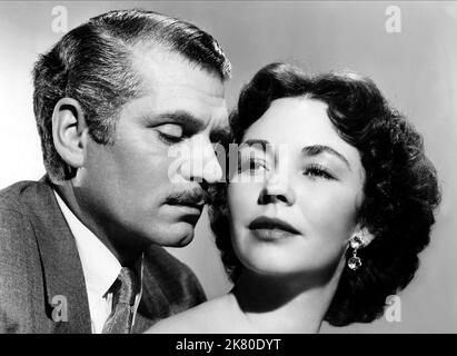 Laurence Olivier & Jennifer Jones Film: Carrie (1952) Charaktere: George Hurstwood, Carrie Meeber Regie: William Wyler 07 May 1952 **WARNUNG** Dieses Foto ist nur für redaktionelle Zwecke bestimmt und unterliegt dem Copyright von PARAMOUNT und/oder des Fotografen, der von der Film- oder Produktionsfirma beauftragt wurde und darf nur von Publikationen im Zusammenhang mit der Bewerbung des oben genannten Films reproduziert werden. Eine obligatorische Gutschrift an PARAMOUNT ist erforderlich. Der Fotograf sollte auch bei Bekanntwerden des Fotos gutgeschrieben werden. Ohne schriftliche Genehmigung der Film Company kann keine kommerzielle Nutzung gewährt werden. Stockfoto