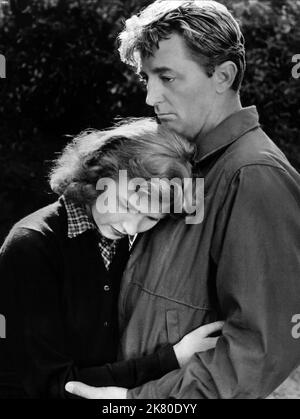 Sandra Knight & Robert Mitchum Film: Thunder Road (1958) Charaktere: Roxanna Ledbetter, Lucas Doolin Regie: Arthur Ripley 10 May 1958 **WARNUNG** Dieses Foto ist nur für den redaktionellen Gebrauch bestimmt und unterliegt dem Copyright des UNITED-KÜNSTLERS und/oder des Fotografen, der von der Film- oder Produktionsfirma beauftragt wurde, und kann nur von Publikationen im Zusammenhang mit der Bewerbung des oben genannten Films reproduziert werden. Eine obligatorische Gutschrift an UNITED ARTIST ist erforderlich. Der Fotograf sollte auch bei Bekanntwerden des Fotos gutgeschrieben werden. Ohne schriftliche Genehmigung der Film Company kann keine kommerzielle Nutzung gewährt werden. Stockfoto