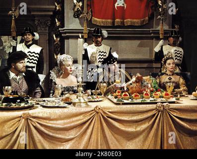 Pedro Armendariz, Lana Turner, Roger Moore & Marisa Pavan Film: Diane (USA 1956) Charaktere: König Francis I, Diane de Poitiers - Gräfin de Breze, Prinz Henri, Catherine de Medici Regie: David Miller 12 January 1956 **WARNUNG** Dieses Foto ist nur für redaktionelle Zwecke bestimmt und unterliegt dem Copyright von MGM und/oder dem Fotografen, der von der Film- oder Produktionsfirma beauftragt wurde, und kann nur von Publikationen im Zusammenhang mit der Bewerbung des oben genannten Films reproduziert werden. Eine obligatorische Gutschrift an MGM ist erforderlich. Der Fotograf sollte auch bei Bekanntwerden des Fotos gutgeschrieben werden. Ohne eine kommerzielle Nutzung kann keine Verwendung gewährt werden Stockfoto