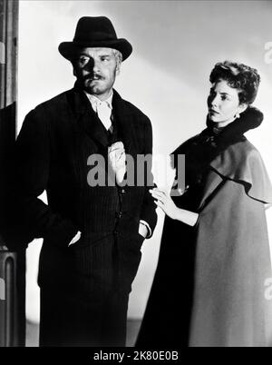 Laurence Olivier & Jennifer Jones Film: Carrie (1952) Charaktere: George Hurstwood, Carrie Meeber Regie: William Wyler 07 May 1952 **WARNUNG** Dieses Foto ist nur für redaktionelle Zwecke bestimmt und unterliegt dem Copyright von PARAMOUNT und/oder des Fotografen, der von der Film- oder Produktionsfirma beauftragt wurde und darf nur von Publikationen im Zusammenhang mit der Bewerbung des oben genannten Films reproduziert werden. Eine obligatorische Gutschrift an PARAMOUNT ist erforderlich. Der Fotograf sollte auch bei Bekanntwerden des Fotos gutgeschrieben werden. Ohne schriftliche Genehmigung der Film Company kann keine kommerzielle Nutzung gewährt werden. Stockfoto