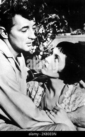 Robert Mitchum & Keely Smith Film: Thunder Road (1953) Charaktere: Lucas Doolin, Francie Wymore Regie: Arthur Ripley 10 May 1958 **WARNUNG** Dieses Foto ist nur für den redaktionellen Gebrauch bestimmt und unterliegt dem Copyright des UNITED-KÜNSTLERS und/oder des Fotografen, der von der Film- oder Produktionsfirma beauftragt wurde, und kann nur von Publikationen im Zusammenhang mit der Bewerbung des oben genannten Films reproduziert werden. Eine obligatorische Gutschrift an UNITED ARTIST ist erforderlich. Der Fotograf sollte auch bei Bekanntwerden des Fotos gutgeschrieben werden. Ohne schriftliche Genehmigung der Film Company kann keine kommerzielle Nutzung gewährt werden. Stockfoto