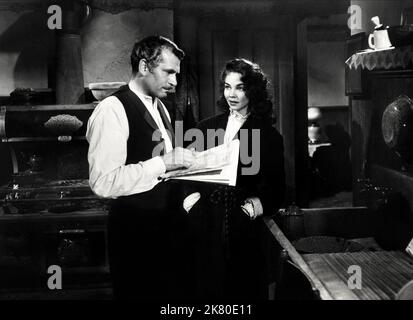 Laurence Olivier & Jennifer Jones Film: Carrie (1958) Charaktere: George Hurstwood, Carrie Meeber Regie: William Wyler 07 May 1952 **WARNUNG** Dieses Foto ist nur für redaktionelle Zwecke bestimmt und unterliegt dem Copyright von PARAMOUNT und/oder des Fotografen, der von der Film- oder Produktionsfirma beauftragt wurde und darf nur von Publikationen im Zusammenhang mit der Bewerbung des oben genannten Films reproduziert werden. Eine obligatorische Gutschrift an PARAMOUNT ist erforderlich. Der Fotograf sollte auch bei Bekanntwerden des Fotos gutgeschrieben werden. Ohne schriftliche Genehmigung der Film Company kann keine kommerzielle Nutzung gewährt werden. Stockfoto