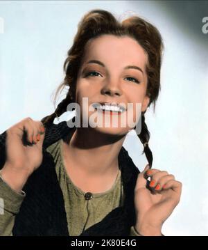 Romy Schneider Film: Das Mädchen und die Legende (DE 1957) Charaktere: Maud Regie: Josef Van Baky 07 February 1957 **WARNUNG** Dieses Foto ist nur für den redaktionellen Gebrauch bestimmt und unterliegt dem Copyright von NDF und/oder des Fotografen, der von der Film- oder Produktionsfirma beauftragt wurde und darf nur durch Publikationen im Zusammenhang mit der Bewerbung des oben genannten Films reproduziert werden. Eine obligatorische Gutschrift an NDF ist erforderlich. Der Fotograf sollte auch bei Bekanntwerden des Fotos gutgeschrieben werden. Ohne schriftliche Genehmigung der Film Company kann keine kommerzielle Nutzung gewährt werden. Stockfoto