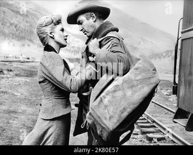 Elaine Stewart & James Stewart Film: Night Passage (1957) Charaktere: Verna Kimball, Grant McLaine Regie: James Neilson 24 July 1957 **WARNUNG** Dieses Foto ist nur für redaktionelle Zwecke bestimmt und unterliegt dem Copyright von UI und/oder des Fotografen, der von der Film- oder Produktionsfirma beauftragt wurde, und kann nur von Publikationen im Zusammenhang mit der Bewerbung des oben genannten Films reproduziert werden. Eine obligatorische Gutschrift an die Benutzeroberfläche ist erforderlich. Der Fotograf sollte auch bei Bekanntwerden des Fotos gutgeschrieben werden. Ohne schriftliche Genehmigung der Film Company kann keine kommerzielle Nutzung gewährt werden. Stockfoto