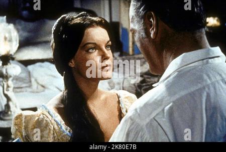 Romy Schneider & Curd Jurgens Film Adorable Sinner; Katia (1959) Charaktere: Katia, Zar Alexander II Regie: Robert Siodmak 22. Dezember 1959 **WARNUNG** dieses Foto ist nur für redaktionelle Zwecke bestimmt und unterliegt dem Urheberrecht von Film-MART und/oder dem Fotografen, der von der Film- oder Produktionsgesellschaft zugewiesen wurde. Eine obligatorische Gutschrift für Film-MART ist erforderlich. Der Fotograf sollte ebenfalls angerechnet werden, wenn er bekannt ist. Ohne schriftliche Genehmigung der Film Company kann keine kommerzielle Nutzung gewährt werden. Stockfoto