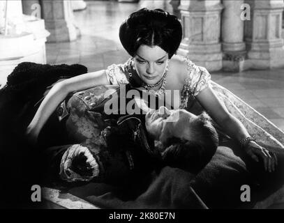 Romy Schneider & Curd Jurgens Film Adorable Sinner; Katia (1959) Charaktere: Katia, Zar Alexander II Regie: Robert Siodmak 22. Dezember 1959 **WARNUNG** dieses Foto ist nur für redaktionelle Zwecke bestimmt und unterliegt dem Urheberrecht von Film-MART und/oder dem Fotografen, der von der Film- oder Produktionsgesellschaft zugewiesen wurde. Eine obligatorische Gutschrift für Film-MART ist erforderlich. Der Fotograf sollte ebenfalls angerechnet werden, wenn er bekannt ist. Ohne schriftliche Genehmigung der Film Company kann keine kommerzielle Nutzung gewährt werden. Stockfoto