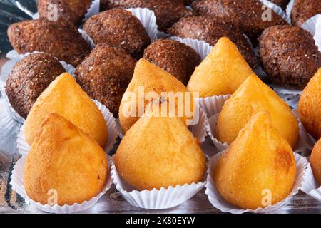 Geröstete Kibe e Coxinha. Traditioneller brasilianischer Snack. Stockfoto