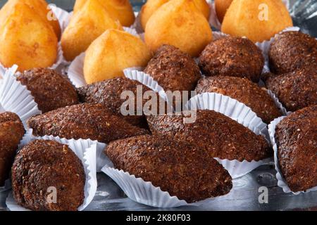 Geröstete Kibe e Coxinha. Traditioneller brasilianischer Snack. Stockfoto