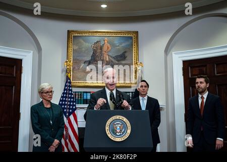 US-Präsident Joe Biden spricht mit Jennifer Granholm, US-Energieministerin, Linke, Amos Hochstein, Senior Energy Security Adviser des US-Außenministeriums, Und Brian Deese, Direktor des National Economic Council, rechts, im Roosevelt-Raum des Weißen Hauses in Washington, DC, USA, am Mittwoch, den 19. Oktober, 2022. Die Regierung Biden plant, 15 Millionen Barrel aus den US-Notstandsreserven freizugeben und könnte in diesem Winter deutlich mehr in Erwägung ziehen, um die hohen Benzinpreise zu lockern, die bei den Zwischenwahlen im nächsten Monat zu einer Haftpflicht für die Demokraten geworden sind. Kredit: Stockfoto
