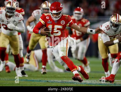 Miami Gardens, USA. 02.. Februar 2020. MIAMI GARDENS, FLORIDA - 2. FEBRUAR: Kansas City Chiefs starten Quarterback Patrick Mahomes (15) kriegt im vierten Quartal des Super Bowl LIV im Hard Rock Stadium in Miami Gardens, Florida, am Sonntag, den 2. Februar 2020 gegen die San Francisco 49ers. (Foto von Nhat V. Meyer/The Mercury News/TNS/Sipa USA) Quelle: SIPA USA/Alamy Live News Stockfoto