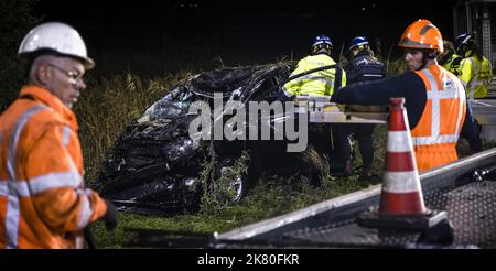 Den Bosch, Niederlande. 20. Oktober 2022. 2022-10-20 03:11:22 DEN B.Sc. - Die Polizei ermittelt an der Empel-Kreuzung (A59/A2), wo ein dunkelfarbiger Kia Picanto mit zwei Leichen im Wasser gefunden wurde. Die Polizei hat keinen Zweifel daran, dass es sich bei den beiden Toten um die vermissten Hebe (10) und Sanne (26) handelt. ANP ROB ENGELAAR netherlands Out - belgium Out Credit: ANP/Alamy Live News Stockfoto