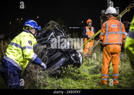 Den Bosch, Niederlande. 20. Oktober 2022. 2022-10-20 03:06:45 DEN B.Sc. - Die Polizei ermittelt an der Empel-Kreuzung (A59/A2), wo ein dunkelfarbiger Kia Picanto mit zwei Leichen im Wasser gefunden wurde. Die Polizei hat keinen Zweifel daran, dass es sich bei den beiden Toten um die vermissten Hebe (10) und Sanne (26) handelt. ANP ROB ENGELAAR netherlands Out - belgium Out Credit: ANP/Alamy Live News Stockfoto