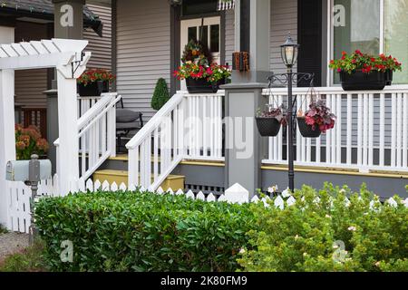 Haus außen mit Terrasse mit schönem Landschaftsdesign. Niemand, Straßenfoto, selektiver Fokus Stockfoto