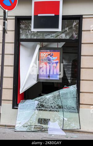 Paris, Frankreich. 16. Oktober 2022. Blick auf eine zerstörte "Societe Generale"-Bank am Rande des "Marsches gegen teures Leben" in Paris. (Bild: © Denis Thaust/SOPA Images via ZUMA Press Wire) Stockfoto