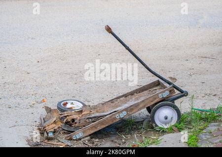 Schwer beschädigter Holzwagen, der anscheinend von einem Fahrzeug überfahren wurde, auf der Seite einer Straße in Uptown New Orleans Stockfoto