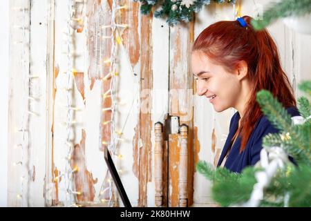 Fröhliche kaukasische junge Frau Porträt. Mit einem Laptop. Stockfoto