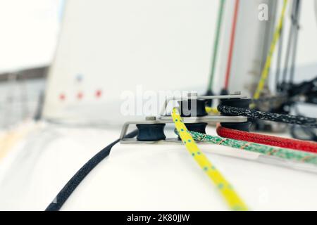 Yacht Rigging, Seile und ein System von Blöcken. Vorderansicht. Stockfoto