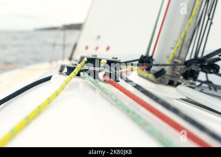 Yacht Rigging, Seile und ein System von Blöcken. Vorderansicht. Stockfoto