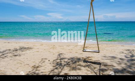 Tief hängende Palme mit Schaukel auf der tropischen Insel Koh Kood in der Provinz trat Ost-Thailand Stockfoto