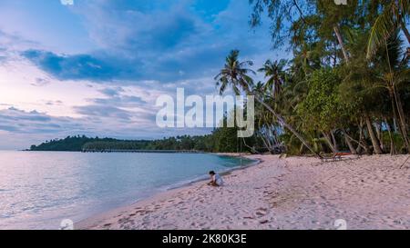 Tief hängende Palme mit Schaukel auf der tropischen Insel Koh Kood in der Provinz trat Ost-Thailand Stockfoto