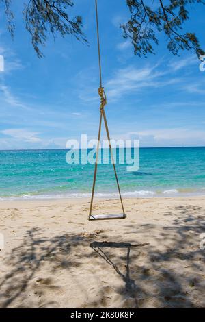 Tief hängende Palme mit Schaukel auf der tropischen Insel Koh Kood in der Provinz trat Ost-Thailand Stockfoto