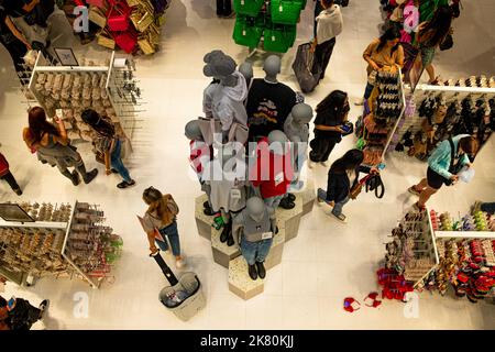 Barcelona, Spanien. 15. Oktober 2022. Die Menschen sahen in einem Primark-Bekleidungsgeschäft einkaufen. Kredit: SOPA Images Limited/Alamy Live Nachrichten Stockfoto