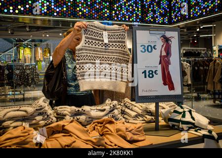 Barcelona, Spanien. 15. Oktober 2022. Eine Frau sah, wie sie einen Winterpullover in einem Primark-Bekleidungsgeschäft hielt. Kredit: SOPA Images Limited/Alamy Live Nachrichten Stockfoto