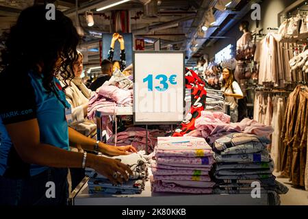 Barcelona, Spanien. 15. Oktober 2022. Ein Mitarbeiter im Geschäft, der in einem Primark-Bekleidungsgeschäft gesehen wurde. Kredit: SOPA Images Limited/Alamy Live Nachrichten Stockfoto