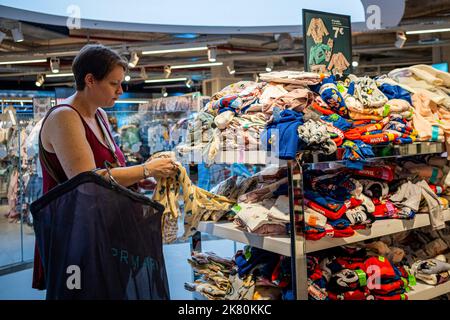 Barcelona, Spanien. 15. Oktober 2022. Eine Frau, die in einem Primark-Bekleidungsgeschäft nach Babykleidung einkauft. Kredit: SOPA Images Limited/Alamy Live Nachrichten Stockfoto