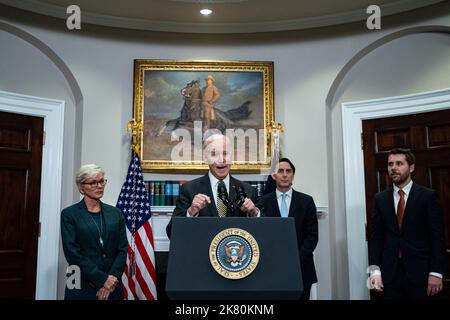US-Präsident Joe Biden spricht mit Jennifer Granholm, US-Energieministerin, Linke, Amos Hochstein, Senior Energy Security Adviser des US-Außenministeriums, Und Brian Deese, Direktor des National Economic Council, rechts, im Roosevelt Room des Weißen Hauses in Washington, DC, USA, am Mittwoch, den 19. Oktober, 2022. Die Regierung Biden plant, 15 Millionen Barrel aus den US-Notstandsreserven freizugeben und könnte in diesem Winter deutlich mehr in Erwägung ziehen, um die hohen Benzinpreise zu lockern, die bei den Zwischenwahlen im nächsten Monat zu einer Haftpflicht für die Demokraten geworden sind. Foto Stockfoto