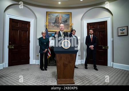 US-Präsident Joe Biden spricht mit Jennifer Granholm, US-Energieministerin, Linke, Amos Hochstein, Senior Energy Security Adviser des US-Außenministeriums, Und Brian Deese, Direktor des National Economic Council, rechts, im Roosevelt Room des Weißen Hauses in Washington, DC, USA, am Mittwoch, den 19. Oktober, 2022. Die Regierung Biden plant, 15 Millionen Barrel aus den US-Notstandsreserven freizugeben und könnte in diesem Winter deutlich mehr in Erwägung ziehen, um die hohen Benzinpreise zu lockern, die bei den Zwischenwahlen im nächsten Monat zu einer Haftpflicht für die Demokraten geworden sind. Foto Stockfoto