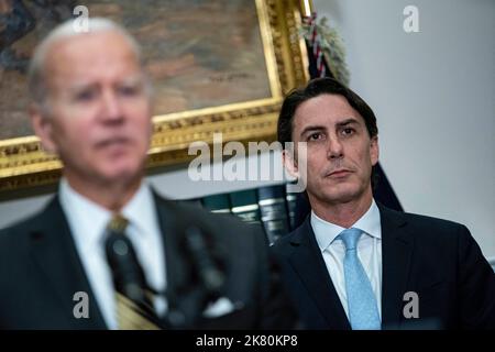 Amos Hochstein, Senior Energy Security Adviser des US-Außenministeriums, hört zu, wie US-Präsident Joe Biden am Mittwoch, den 19. Oktober, im Roosevelt Room des Weißen Hauses in Washington, DC, USA, spricht. 2022. Die Regierung Biden plant, 15 Millionen Barrel aus den US-Notstandsreserven freizugeben und könnte in diesem Winter deutlich mehr in Erwägung ziehen, um die hohen Benzinpreise zu lockern, die bei den Zwischenwahlen im nächsten Monat zu einer Haftpflicht für die Demokraten geworden sind. Foto von Al Drago/Pool/ABACAPRESS.COM Stockfoto