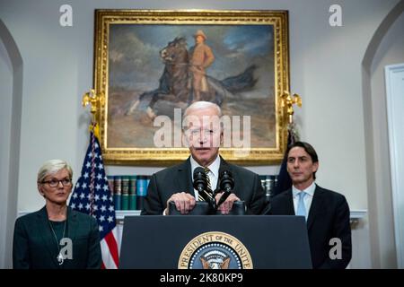 US-Präsident Joe Biden spricht mit Mitgliedern der Medien, während Jennifer Granholm, US-Energieministerin, Linke, und Amos Hochstein, Senior Energy Security Adviser für das US-Außenministerium, Rechts, am Mittwoch, den 19. Oktober, im Roosevelt Room des Weißen Hauses in Washington, DC, USA, 2022. Die Regierung Biden plant, 15 Millionen Barrel aus den US-Notstandsreserven freizugeben und könnte in diesem Winter deutlich mehr in Erwägung ziehen, um die hohen Benzinpreise zu lockern, die bei den Zwischenwahlen im nächsten Monat zu einer Haftpflicht für die Demokraten geworden sind. Foto von Al Drago/Pool/ABACAPRESS.COM Stockfoto
