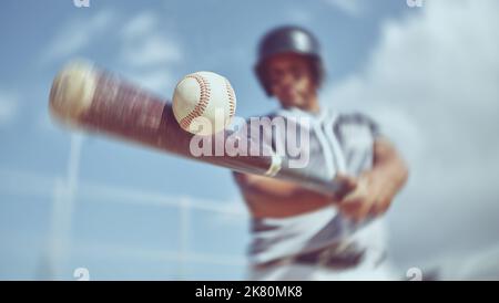 Baseballspieler, Baseballspieler und Fledermausball schwingen auf einem Baseballfeld während des Trainings, der Fitness und des Spiels. Softball, Schwingen und Power Hit mit Stockfoto