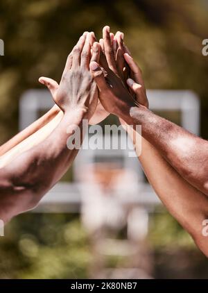 Basketballplatz, Mannschaftssport und hohe fünf Hände für Erfolg, Unterstützung und Siegererfolg im Freien. Aufgeregt Basketballspieler Community Freunde Stockfoto