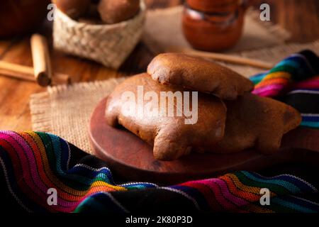 Puerquitos de Piloncillo. Auch Cochinitos, Cerditos oder Chichimbres genannt. Traditionelles mexikanisches süßes Brot mit Schweineform, in der Regel mit Topfcoff gegessen Stockfoto