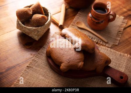 Puerquitos de Piloncillo. Auch Cochinitos, Cerditos oder Chichimbres genannt. Traditionelles mexikanisches süßes Brot mit Schweineform, in der Regel mit Topfcoff gegessen Stockfoto