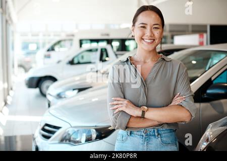 Ich bin bereit, diesen neuen Autogeruch zu erleben. Eine junge Frau, die neben dem Auto steht, shes zu kaufen. Stockfoto