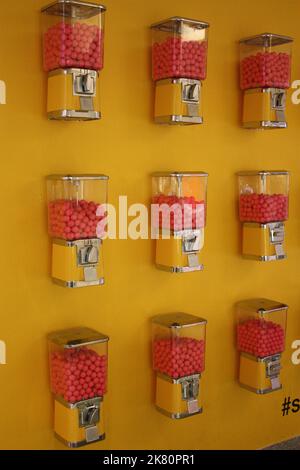 Bubble-Gum-Spender als moderne Kunst im Inneren des Einkaufskomplexes Les Cours Mont-Royal in der Nähe des Dorchester Square, Montreal, Quebec, Kanada Stockfoto