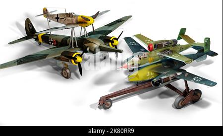 Die klassische Mistel-Flugbombenkonfiguration. Eine Ju-88-Flugbombe mit einem Bf109-Kämpfer als Führer. Außerdem ist eine E377 und eine He-162 abgebildet. Stockfoto