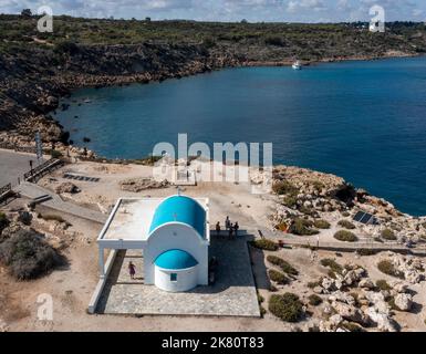 Luftaufnahme der kleinen Kapelle von Agioi Anargyroi, Cape Greco Nationalpark, Zypern. Stockfoto