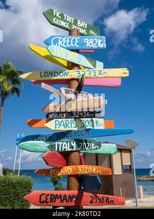 Touristenziel Distanzschild, Fig Tree Bay, Zypern. Stockfoto