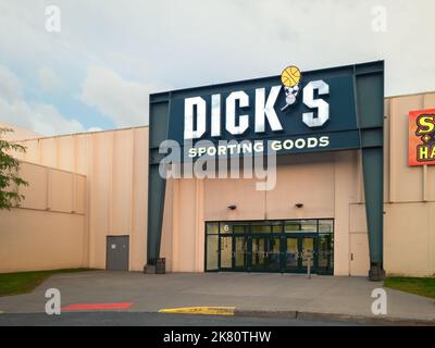 New Hartford, New York - 12. Sep 2022: Landschaft Nahaufnahme von Dicks Außenansicht des Sporting Goods Building. Stockfoto