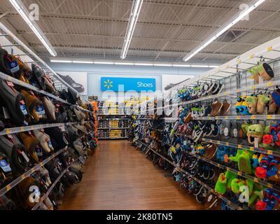 New Hartford, New York - 2. Okt 2022: Landschaftsansicht der Schuhabteilung des Walmart Supercenter. Stockfoto