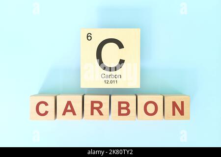 Kohlenstoffchemisches Element-Symbol mit atomarer Masse und atomarer Zahl in Holzblöcken flacher Lay-Zusammensetzung. Chemie und Wissenschaft Konzept Stockfoto